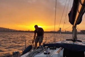 Barcelona: Paseo en velero con una copa de cava