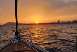 Barcelona: Paseo en velero con una copa de cava