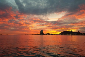 Barcelona: Paseo en velero con una copa de cava