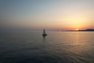 Barcellona: Tour in barca a vela con un bicchiere di Cava