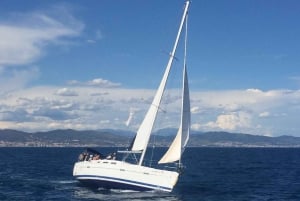 Barcelona: Paseo en velero con una copa de cava