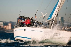 Barcelona: Passeio de barco a vela com uma taça de cava