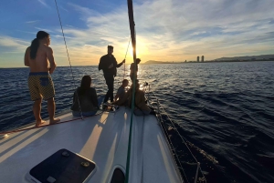 Barcelona: Seglingstur med drycker och snacks