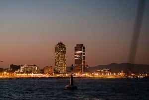 Barcellona: Tour in barca a vela con sosta per bere e nuotare