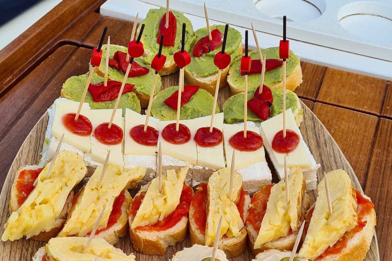 Barcelona: Excursión en velero con tapas y bebidas españolas