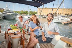Barcelona: Excursión en velero con tapas y bebidas españolas