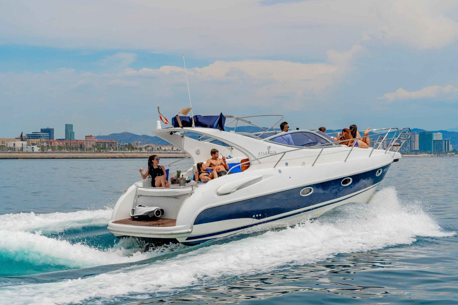Barcelona: Exclusive Yacht tour with Drinks and Snacks