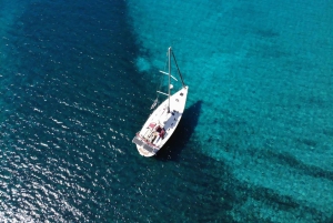 Barcelona: Segeltouren mit offener Bar und Snacks