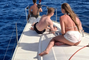 Barcelona: Segeltouren mit offener Bar und Snacks