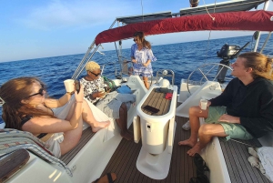 Barcelona: Segeltouren mit offener Bar und Snacks