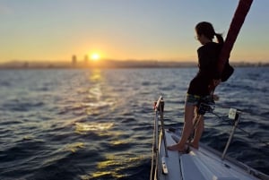 Barcelona: Segeltouren mit offener Bar und Snacks