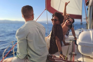 Barcelona: Segeltouren mit offener Bar und Snacks