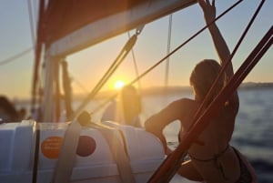 Barcelona: Segeltouren mit offener Bar und Snacks