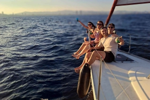 Barcelona: Segeltouren mit offener Bar und Snacks