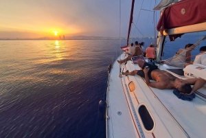 Barcelona: Segeltouren mit offener Bar und Snacks