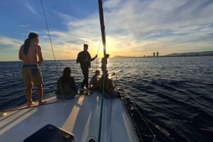 Barcelona: Sailing tours con bebidas y aperitivos.