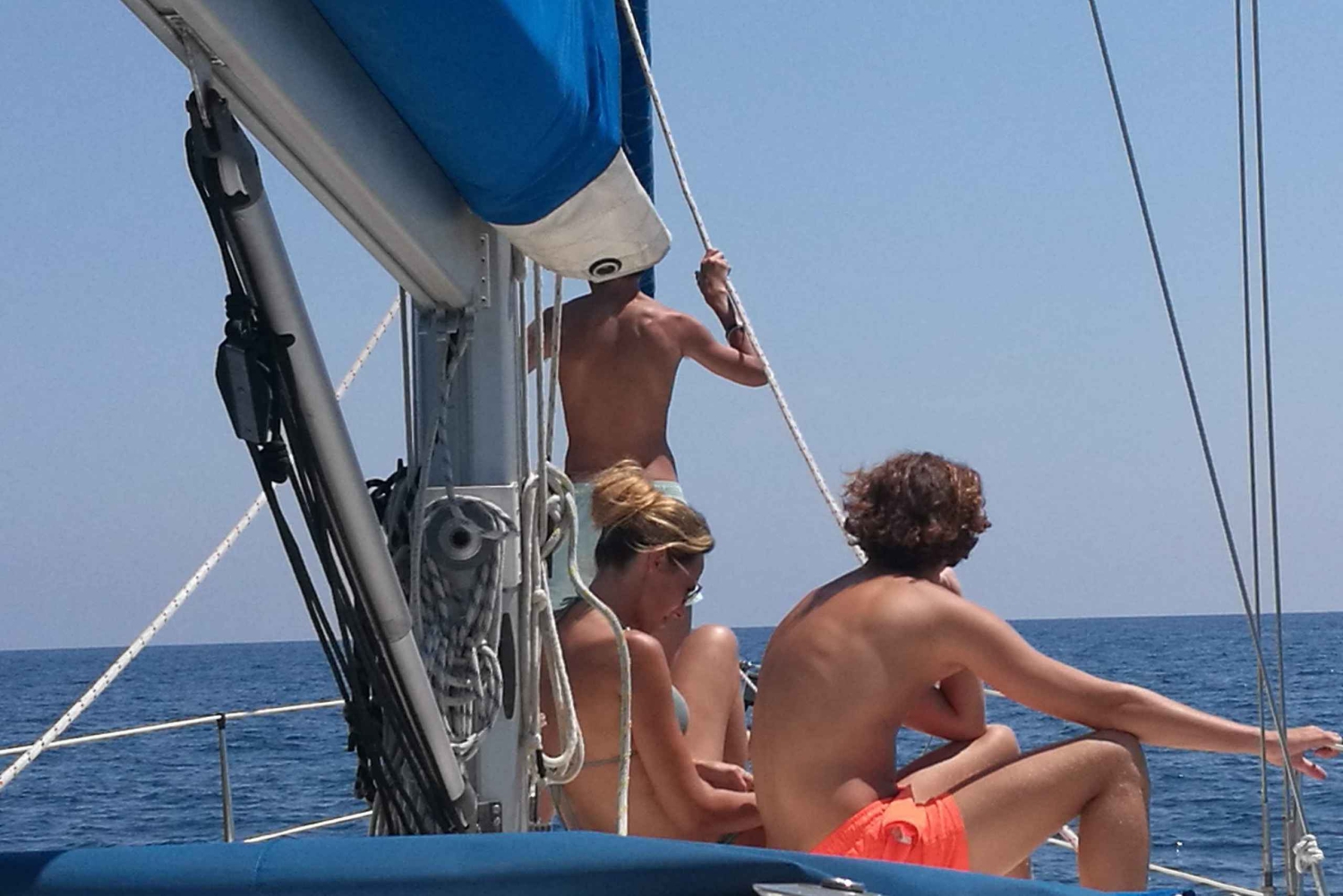 Барселона: Прогулка под парусом с напитками и закусками