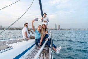 Barcellona: gita in barca a vela con bevande e snack