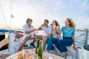 Barcelona: Sailing Trip with Drinks and Snacks