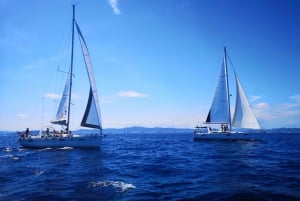 Barcellona: Gita in barca a vela con bevande e spuntini