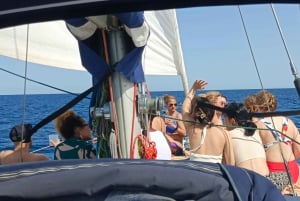 Barcellona: Gita in barca a vela con bevande e spuntini