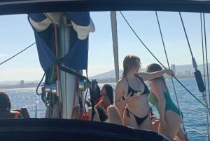 Barcelona: Sailing Trip with Drinks and Snacks