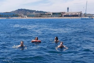 Barcelona: Sailing Trip with Drinks and Snacks