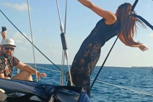 Barcelona: Sailing Trip with Drinks and Snacks