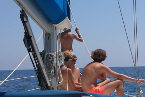 Барселона: Прогулка под парусом с напитками и закусками