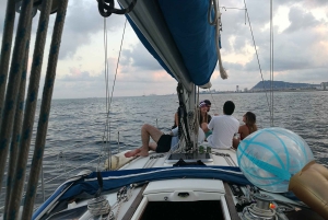 Барселона: Прогулка под парусом с напитками и закусками