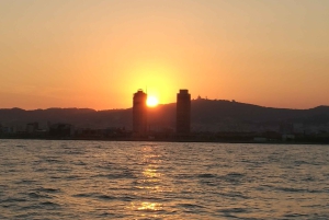 Барселона: Прогулка под парусом с напитками и закусками