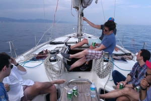 Барселона: Прогулка под парусом с напитками и закусками