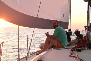 Барселона: Прогулка под парусом с напитками и закусками