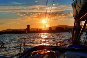 Барселона: Прогулка под парусом с напитками и закусками