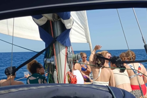 Барселона: Прогулка под парусом с напитками и закусками