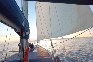 Барселона: Прогулка под парусом с напитками и закусками