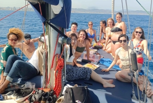 Барселона: Прогулка под парусом с напитками и закусками