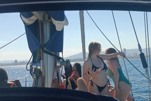 Барселона: Прогулка под парусом с напитками и закусками