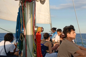 Барселона: Прогулка под парусом с напитками и закусками