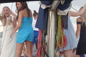 Барселона: Прогулка под парусом с напитками и закусками