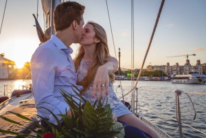 Барселона: Прогулка под парусом с напитками и закусками