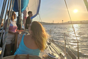 Барселона: Прогулка под парусом с напитками и закусками