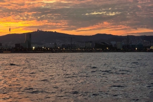 Барселона: Прогулка под парусом с напитками и закусками