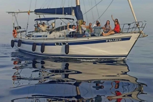 Барселона: Прогулка под парусом с напитками и закусками