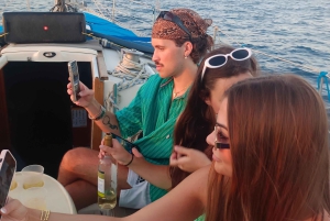 Барселона: Прогулка под парусом с напитками и закусками