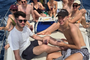 Барселона: Прогулка под парусом с напитками и закусками