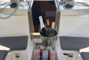 Barcelona: rejs z otwartym barem, katalońską przekąską i przystankiem na kąpiel