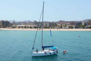 Barcelona: rejs z otwartym barem, katalońską przekąską i przystankiem na kąpiel