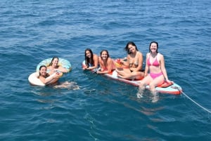 Barcelona: rejs z otwartym barem, katalońską przekąską i przystankiem na kąpiel