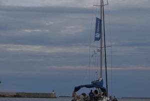 Barcelona: rejs z otwartym barem, katalońską przekąską i przystankiem na kąpiel